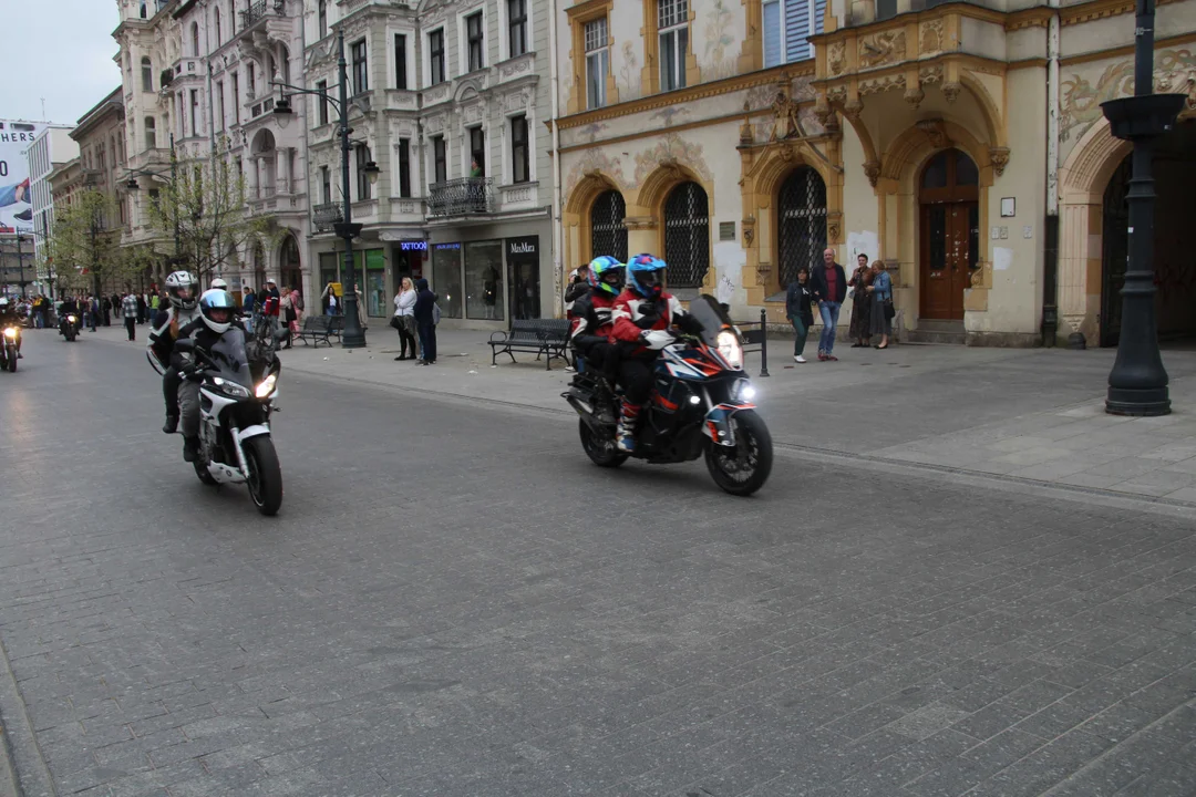 Wielka parada motocyklowa na ulicy Piotrkowskiej w Łodzi