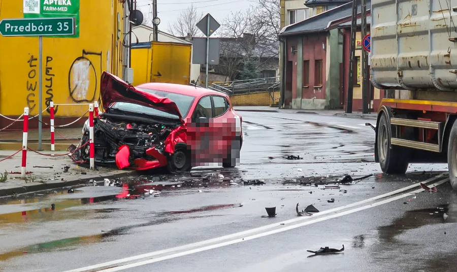 Wjechał wprost przed ciężarówkę. Jedna osoba trafiła do szpitala [FOTO] - Zdjęcie główne