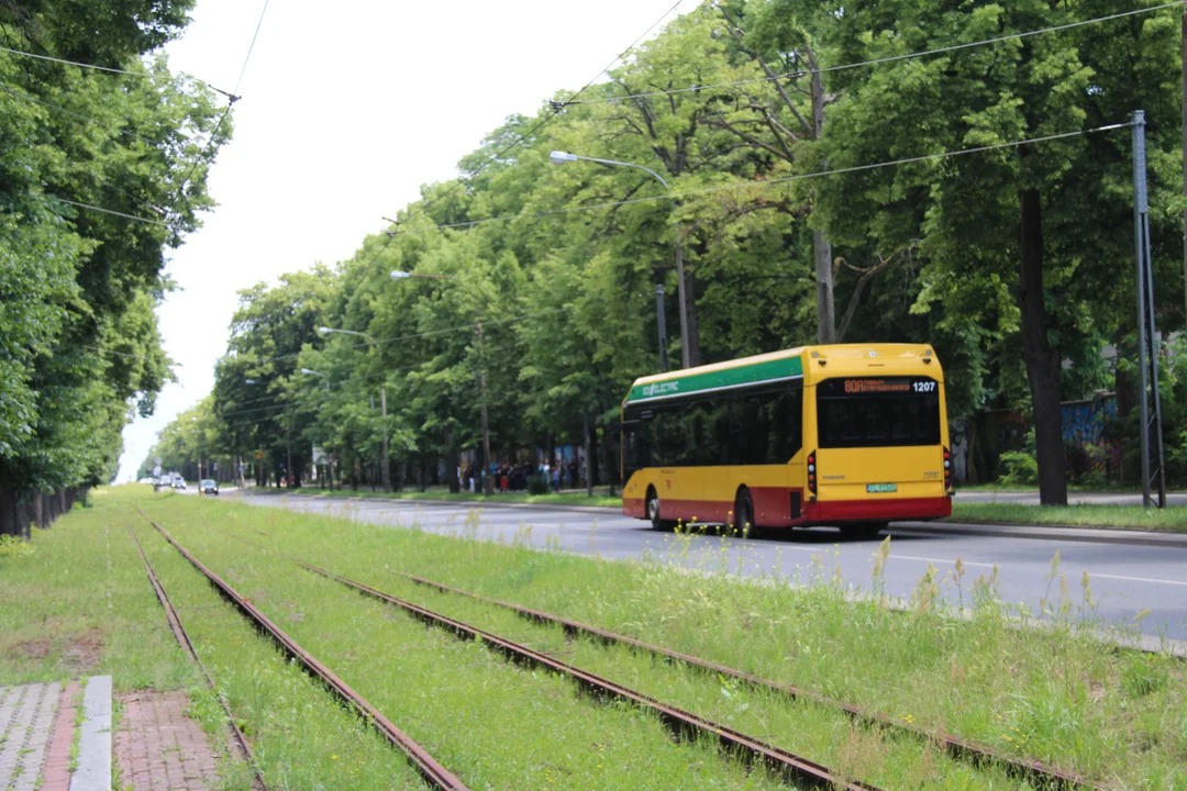 Nieczynne przystanki tramwajowe przy Konstantynowskiej