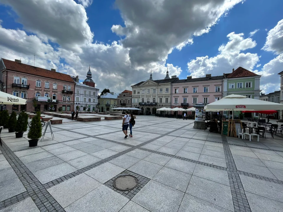 Piotrków kurczy się coraz bardziej. Miasto w czołówce tracących mieszkańców