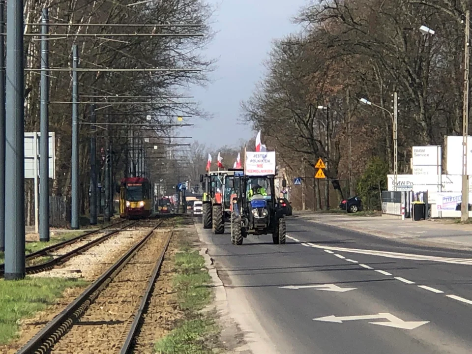 Protest rolników w Łodzi - skrzyżowanie Aleksandrowska/Szczecińska