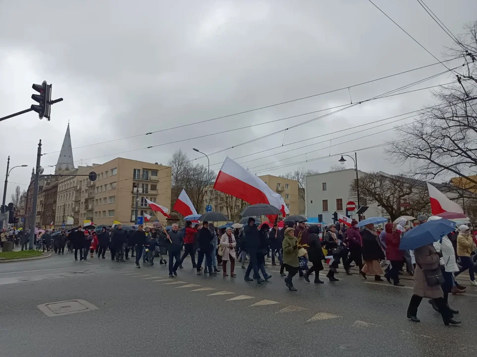 Marsz papieski w Łodzi. Setki łodzian ruszyło ulicami miasta [zdjęcia]