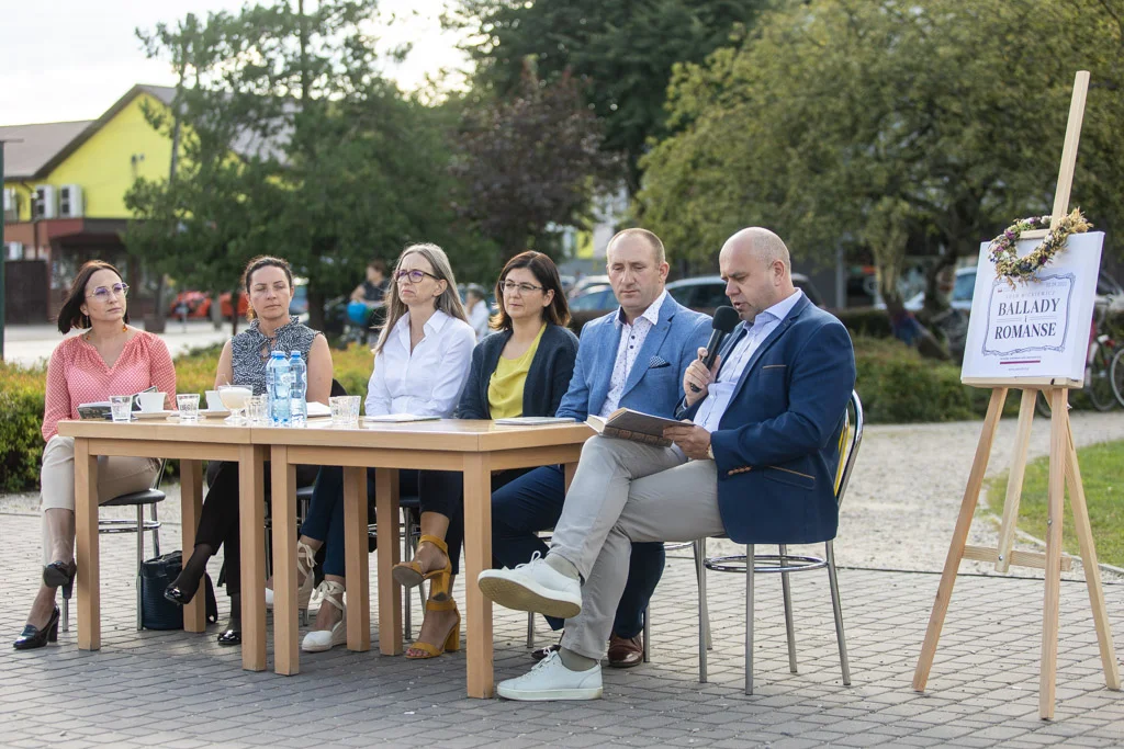 Narodowe czytanie w Zelowie. Miejscy radni usiedli do "Ballad i romansów" [FOTO] - Zdjęcie główne