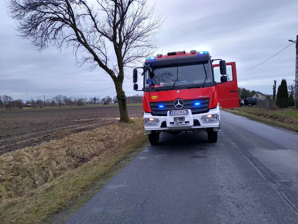 Samochód uderzył w drzewo w miejscowości Mnich. Na miejscu służby ratunkowe