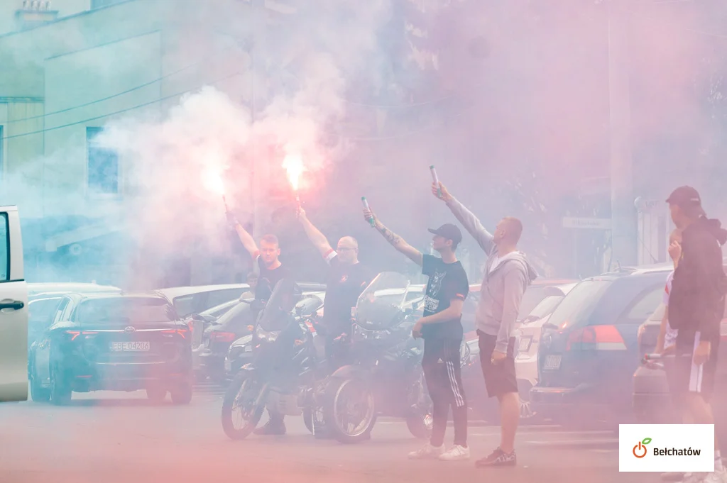 Uczcili pamięć o powstańcach. Race, kwiaty i wspólne śpiewanie [FOTO] - Zdjęcie główne