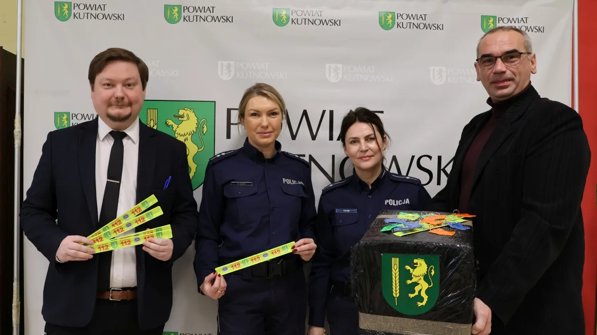 Starostwo przekazało odblaski policji. Będą rozdawane mieszkańcom - Zdjęcie główne