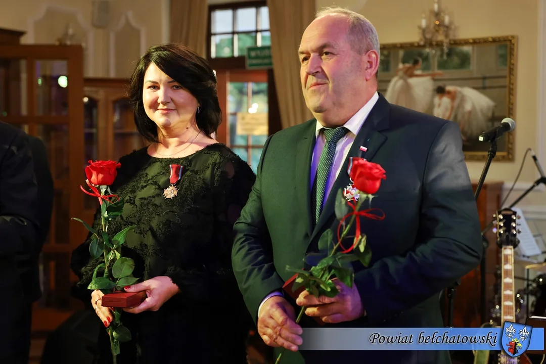 Samorządowcy z powiatu ze specjalnymi odznaczeniami. Otrzymali Krzyże Zasługi [FOTO]