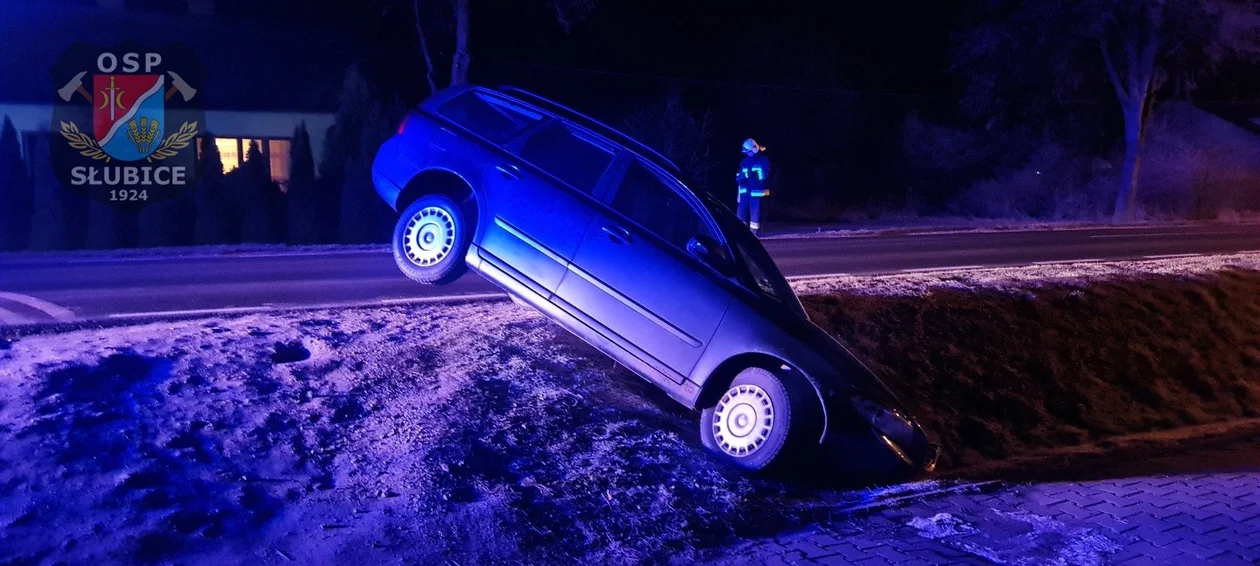 Pijany kierowca nie trafił w drogę. Wjechał do rowu [ZDJĘCIA] - Zdjęcie główne