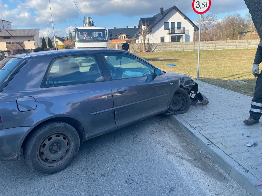 Bełchatowianin rozbił audi i uciekł. Przed policjantami schował się… pod stertą koców