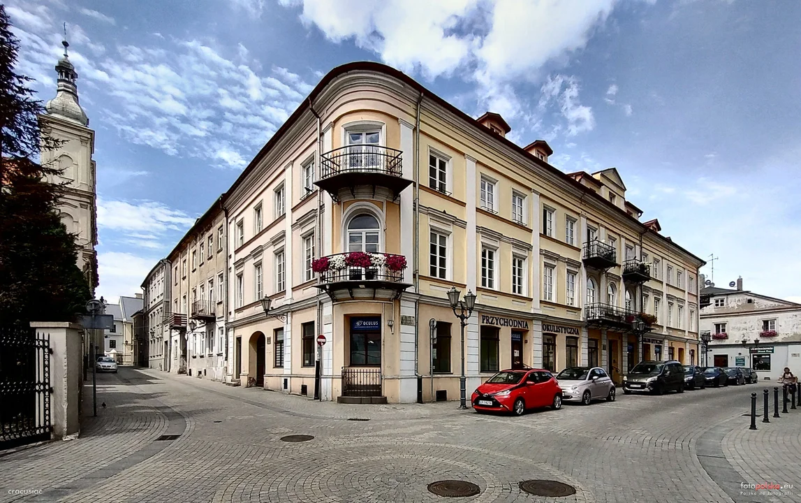 Kamienica przy Krakowskim Przedmieściu 1 w Piotrkowie. Zanim stanął tu obecny dom, posesje były kilka razy spalone i odbudowywane [ZDJĘCIA] - Zdjęcie główne