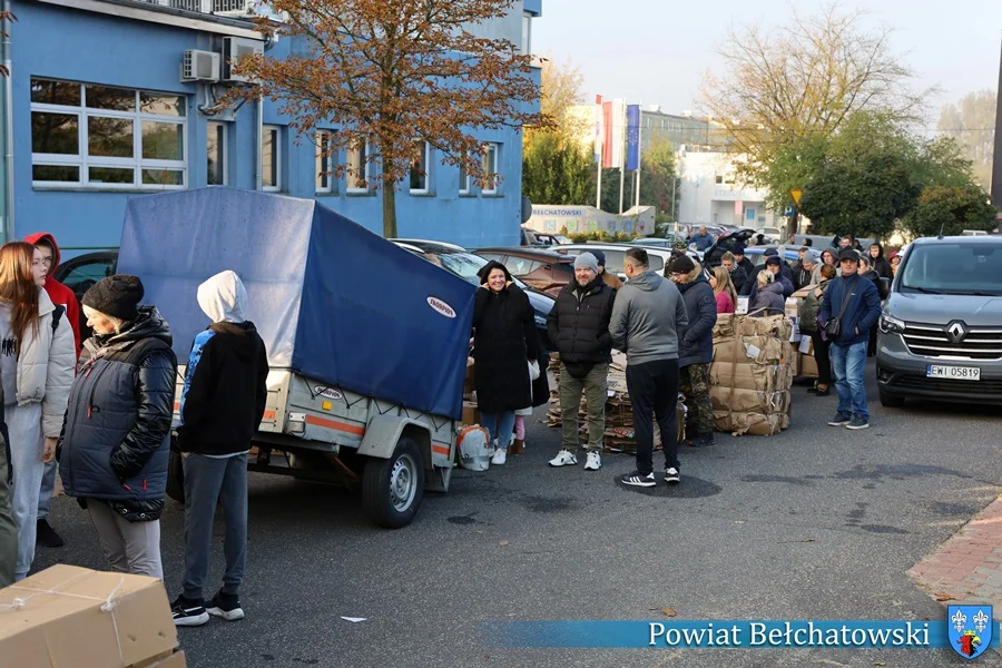 Tłumy mieszkańców przed urzędem. Wychodzili z pełnymi przyczepami i wózkami [FOTO] - Zdjęcie główne