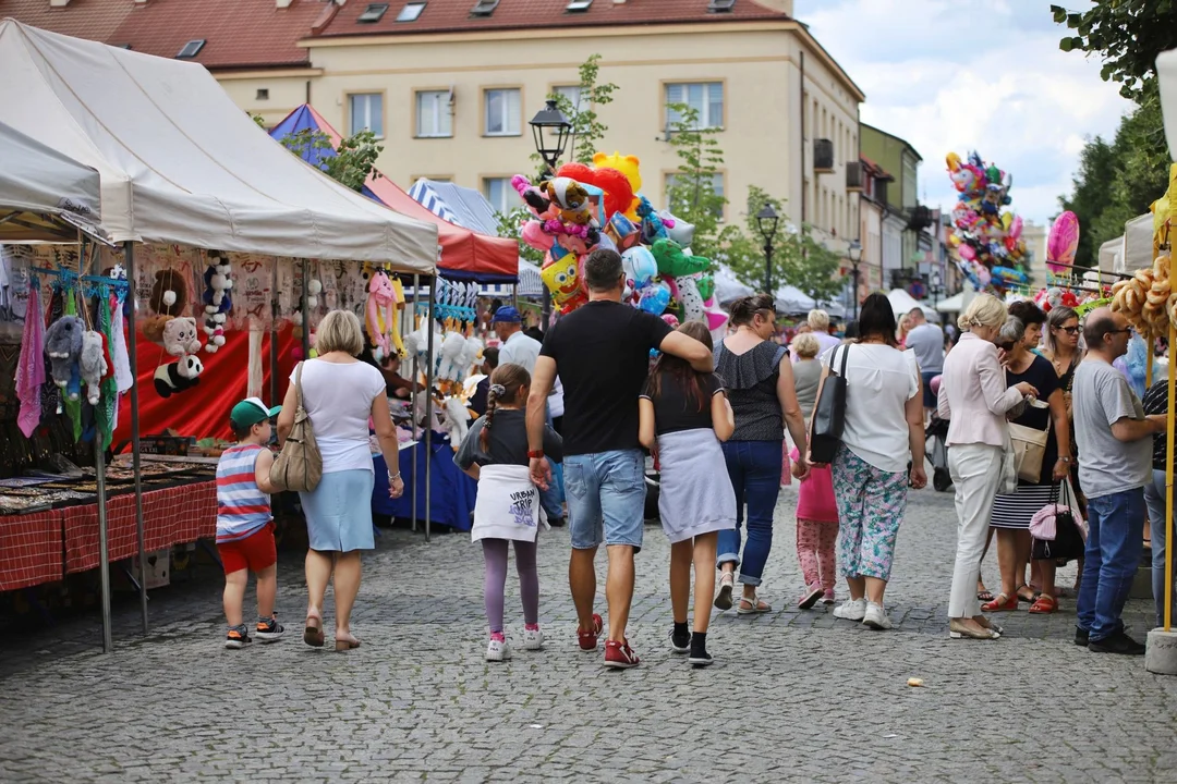 Kilkadziesiąt kramów w sercu Kutna. Trwa odpust w parafii św. Wawrzyńca [ZDJĘCIA] - Zdjęcie główne