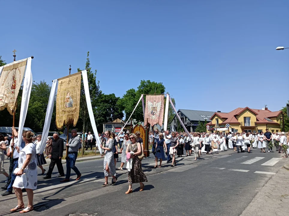 Ulicami Zgierza przeszły procesje Bożego Ciała.