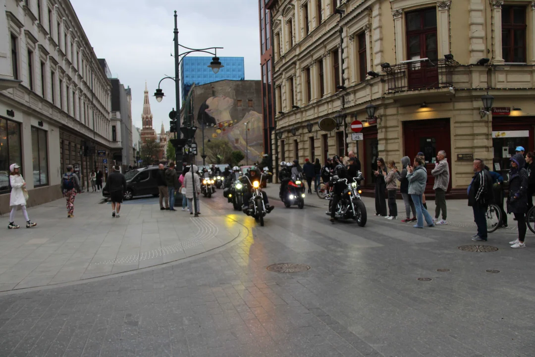 Wielka parada motocyklowa na ulicy Piotrkowskiej w Łodzi