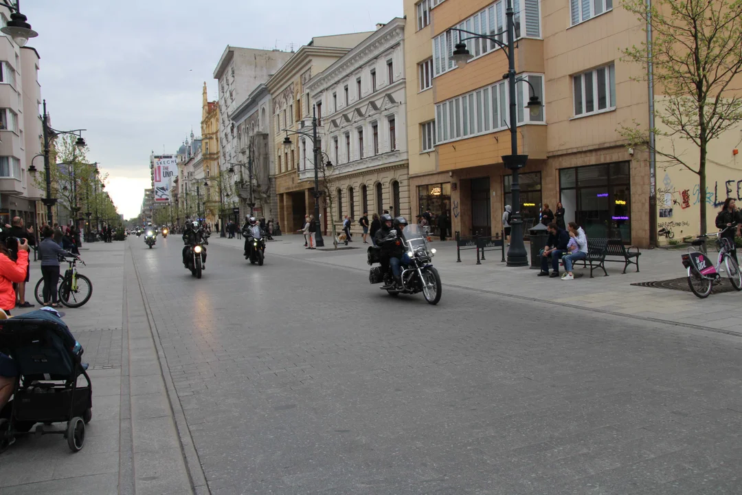 Wielka parada motocyklowa na ulicy Piotrkowskiej w Łodzi