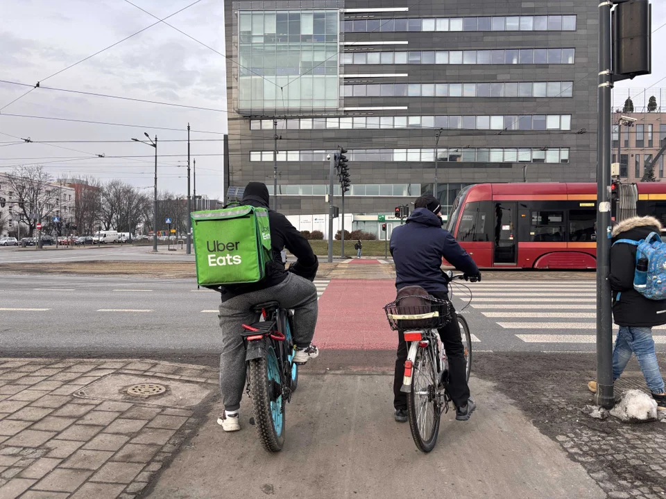 Droga pieszo-rowerowa kontra miejsca parkingowe pod Monopolis