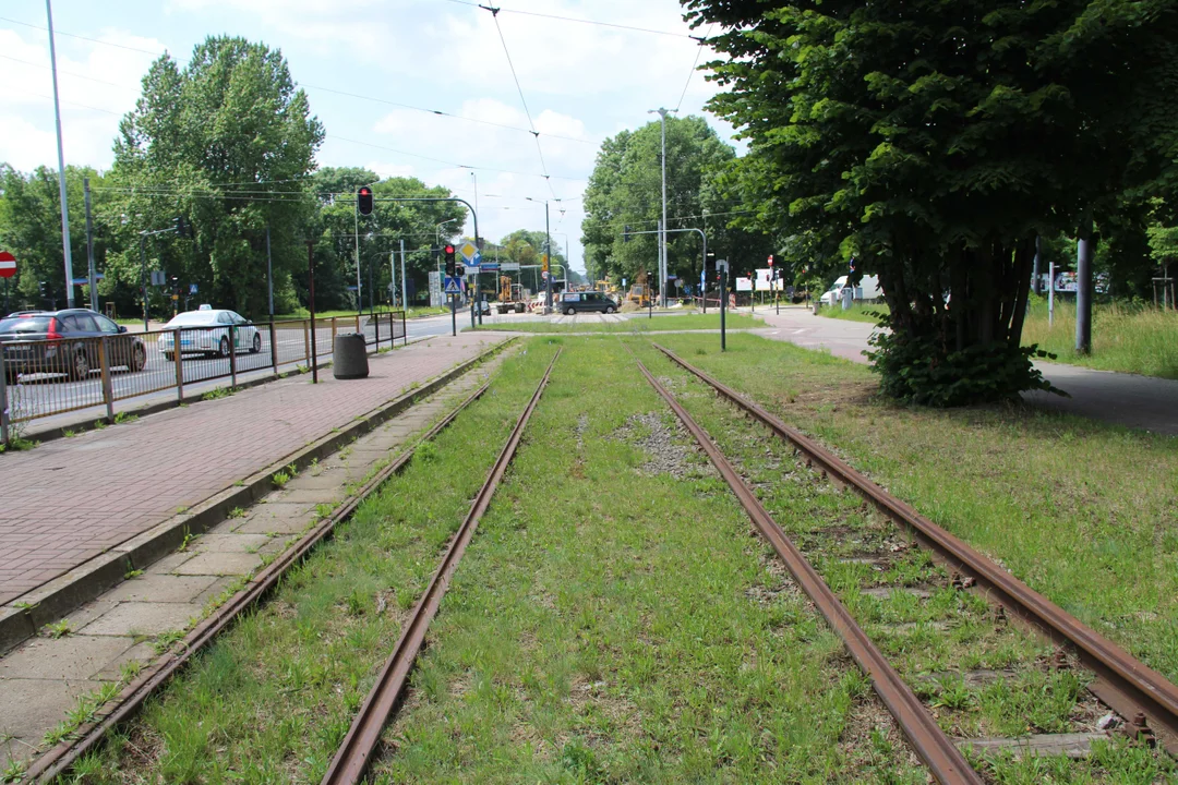 Nieczynne przystanki tramwajowe przy Konstantynowskiej