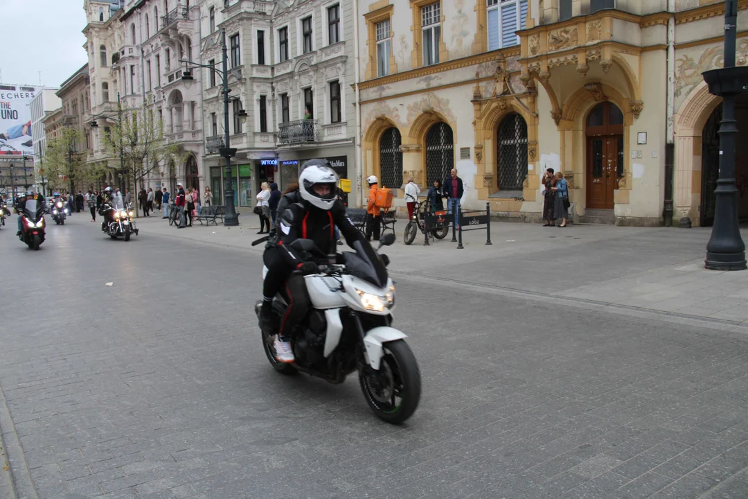 Wielka parada motocyklowa na ulicy Piotrkowskiej w Łodzi