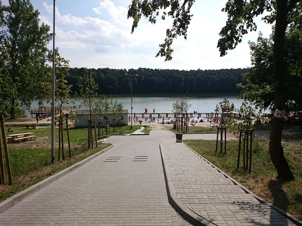 Kąpielisko nad Jeziorem Chodeckim to idealne miejsce dla rodzin z dziećmi. Jest plaża, pomost i czysta woda [ZDJĘCIA] - Zdjęcie główne