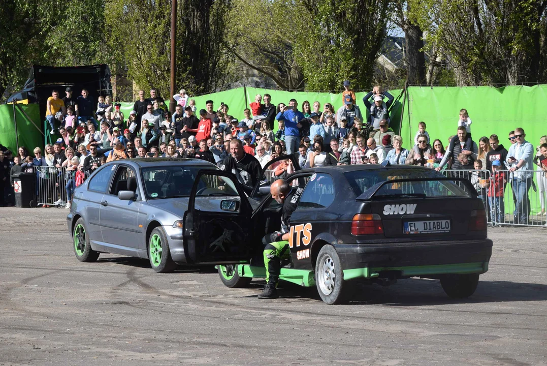 Giganty na czterech kołach zrobiły duże show! Widowiskowy pokaz monster trucków