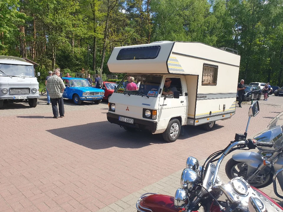 Piknik z klasycznymi samochodami w Sokolnikach-Lesie. Otwarcie sezonu. Te auta robią wrażenie [zdjęcia]