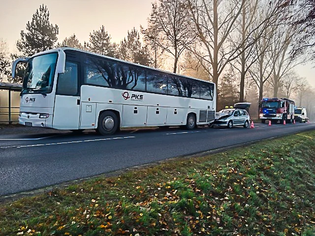 Osobówka wbiła się w tył autobusu. Na miejscu pogotowie, policja i straż [FOTO] - Zdjęcie główne