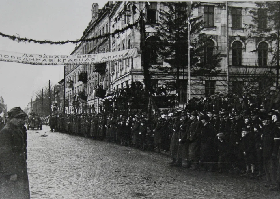 Defilada wojsk w Piotrkowie w lutym 1945 roku. Tak miasto witało Wojsko Polskie [ZDJĘCIA] - Zdjęcie główne