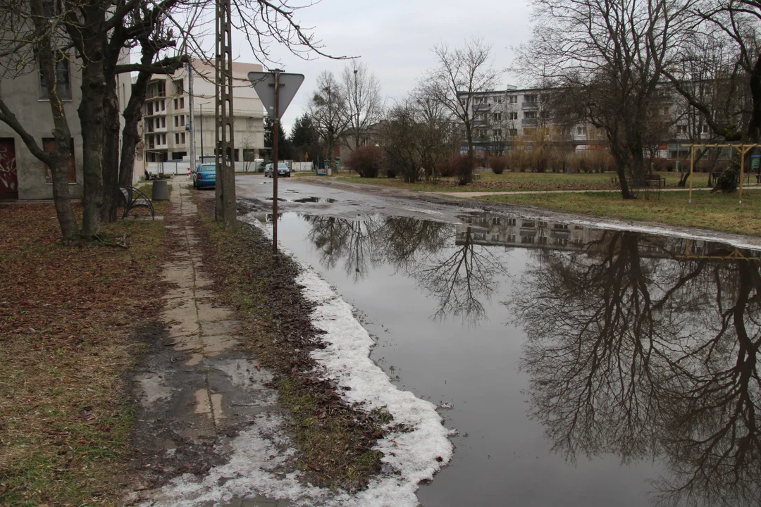 Zalana ulica Jęczmienna przy skrzyżowaniu z ul. Srebrzyńską w Łodzi