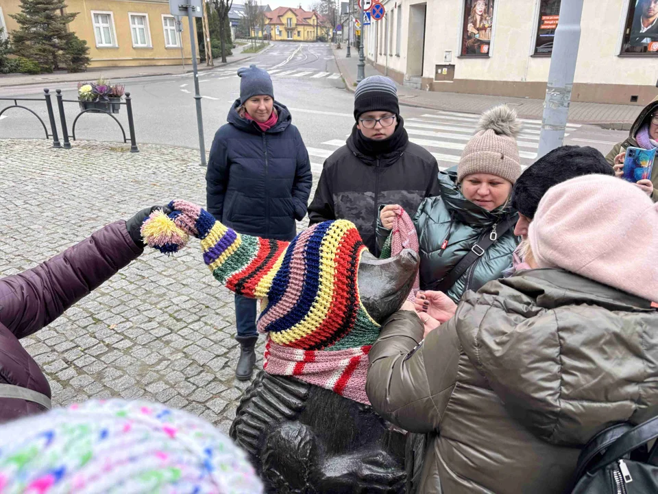 Pomnik w centrum miasta udekorowany przez grupę „Zamontanki”