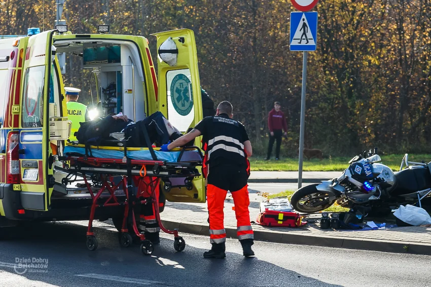 Wypadek na al. Wyszyńskiego. Policyjny motocykl zderzył się z osobówką