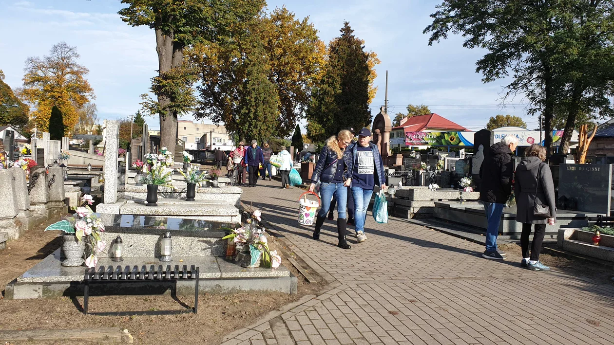 Mieszkańcy przygotowują się do dnia Wszytskich Świętych