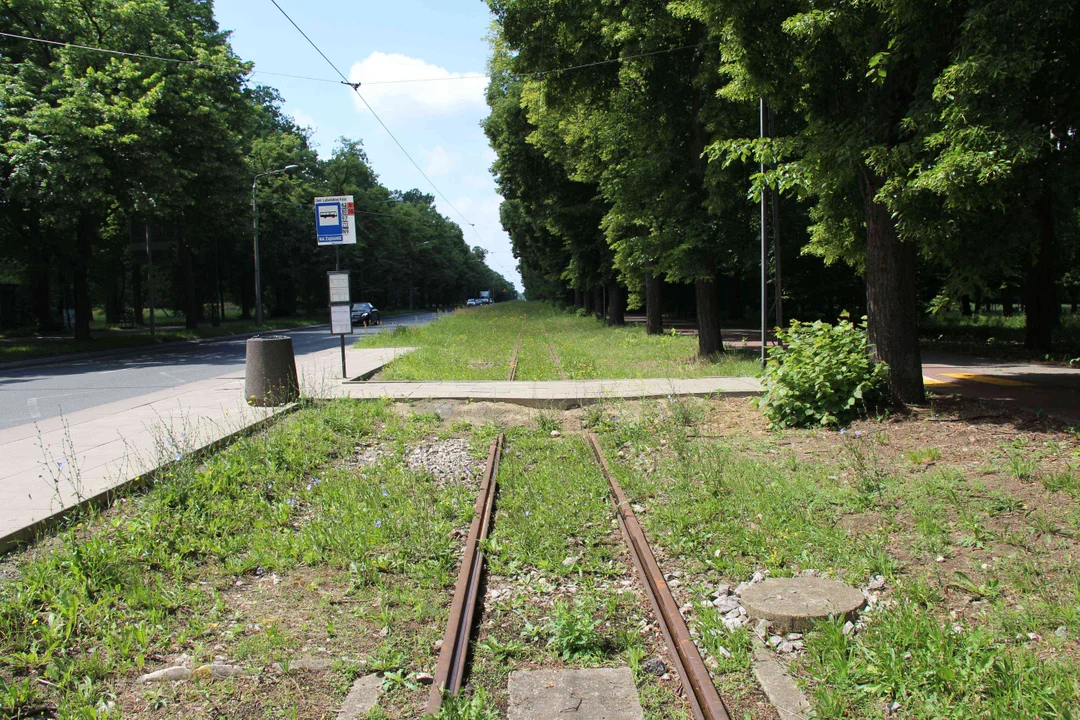 Nieczynne przystanki tramwajowe przy Konstantynowskiej