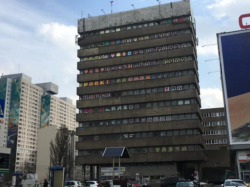 Co dalej z niszczejącym biurowcem w centrum Łodzi? Zobacz jak się zmieni