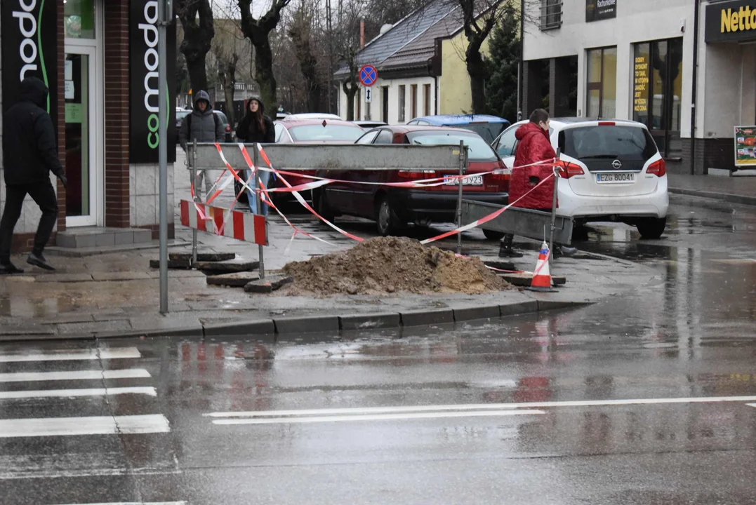 Rozłożony chodnik na ulicy Długiej