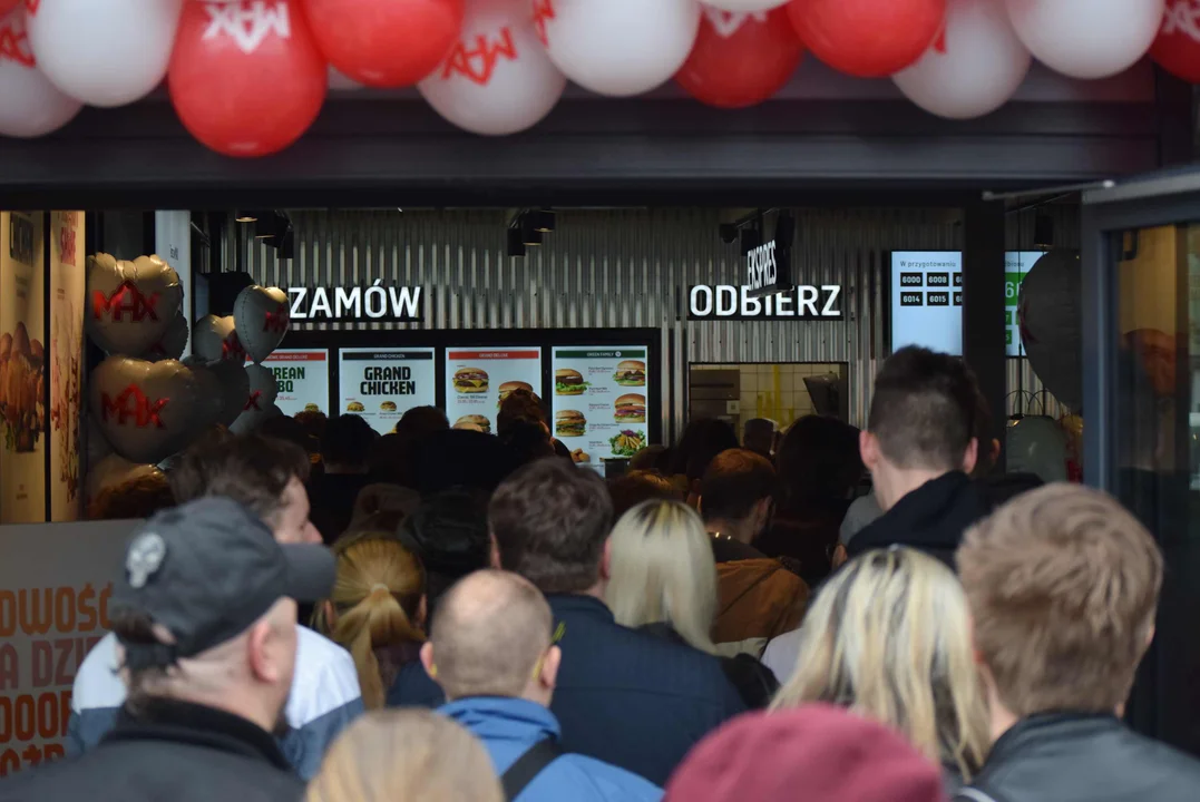 Tłumy łodzian na otwarciu restauracji MAX Premium Burgers. Tego jeszcze w Łodzi nie było [ZOBACZ ZDJĘCIA]