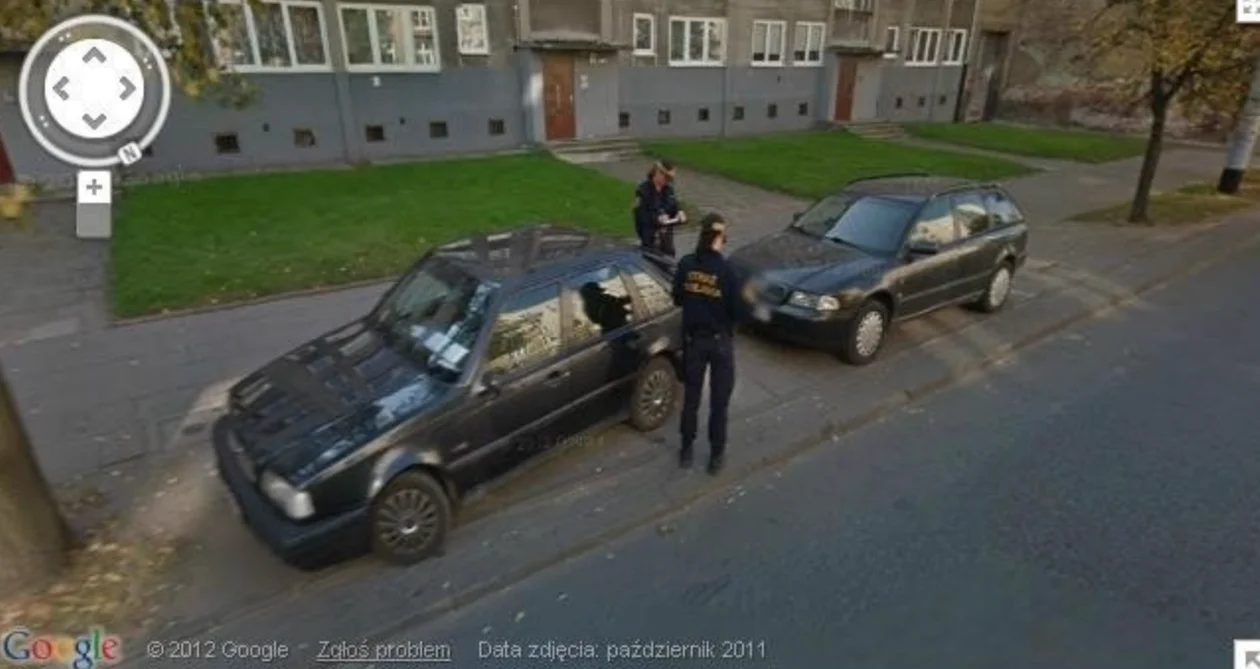 Łódź na zdjęciach z Google Street View. Stary dworzec i człowiek buszujący w śmieciach