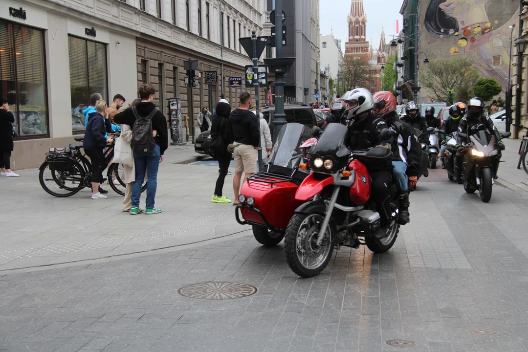 Wielka parada motocyklowa na ulicy Piotrkowskiej w Łodzi