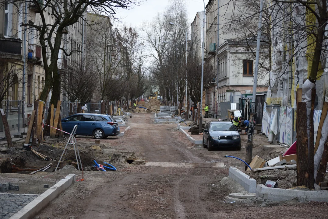 Mieszkańcy mają dość zalegających śmieci w centrum Łodzi. „Flaszek jest więcej niż robotników” [zdjęcia]