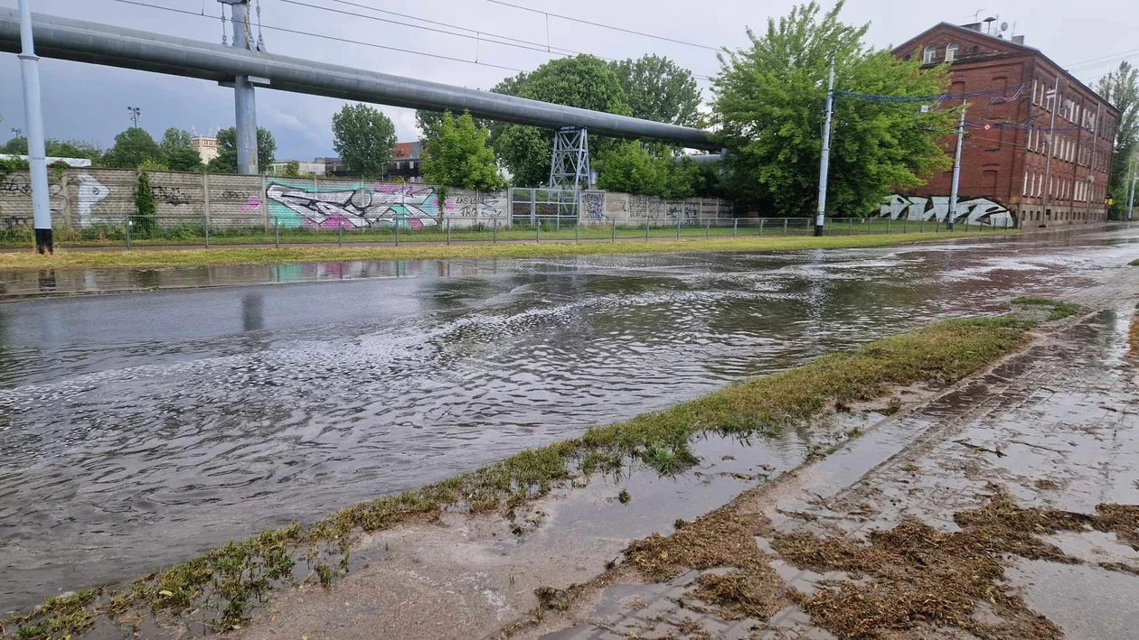 Wystarczyła krótka ulewa, żeby Łódź znalazła się pod wodą. Wiemy, dlaczego dzieje się tak za każdym razem [ZDJĘCIA] - Zdjęcie główne