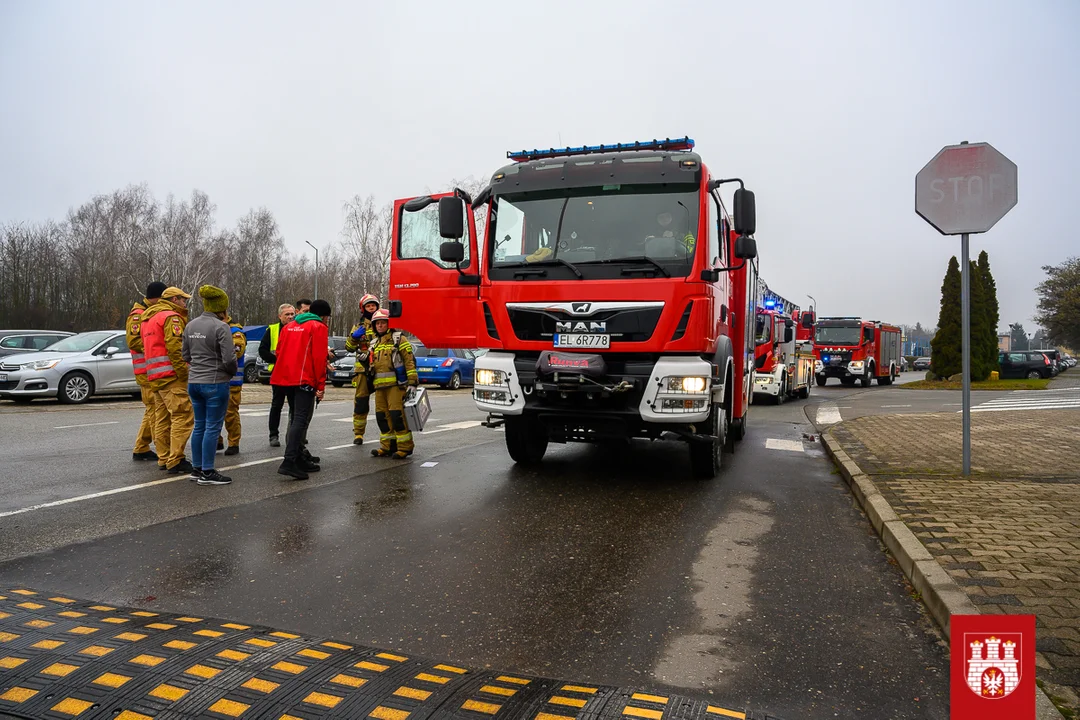 Zastępy straży przed halą produkcyjną w Zgierzu