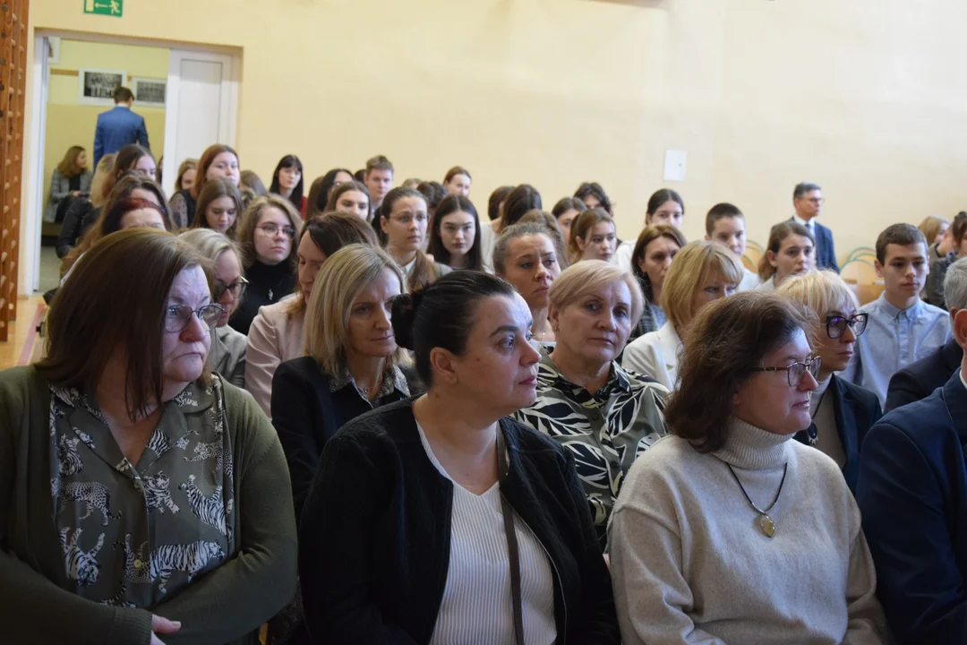 Ślubowanie klas pierwszych i Święto Patrona Szkoły w "Kasprowiczu"