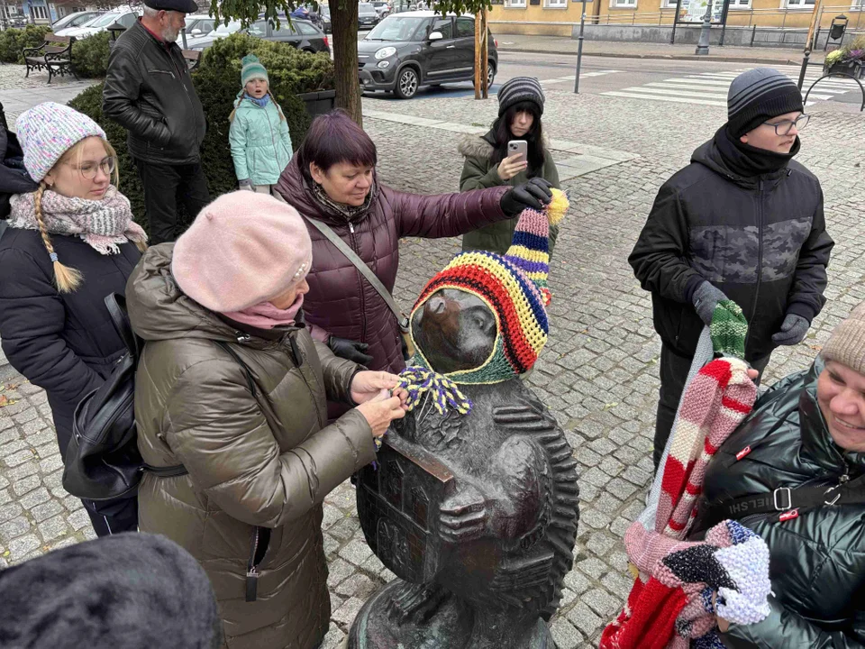 Pomnik w centrum miasta udekorowany przez grupę „Zamontanki”