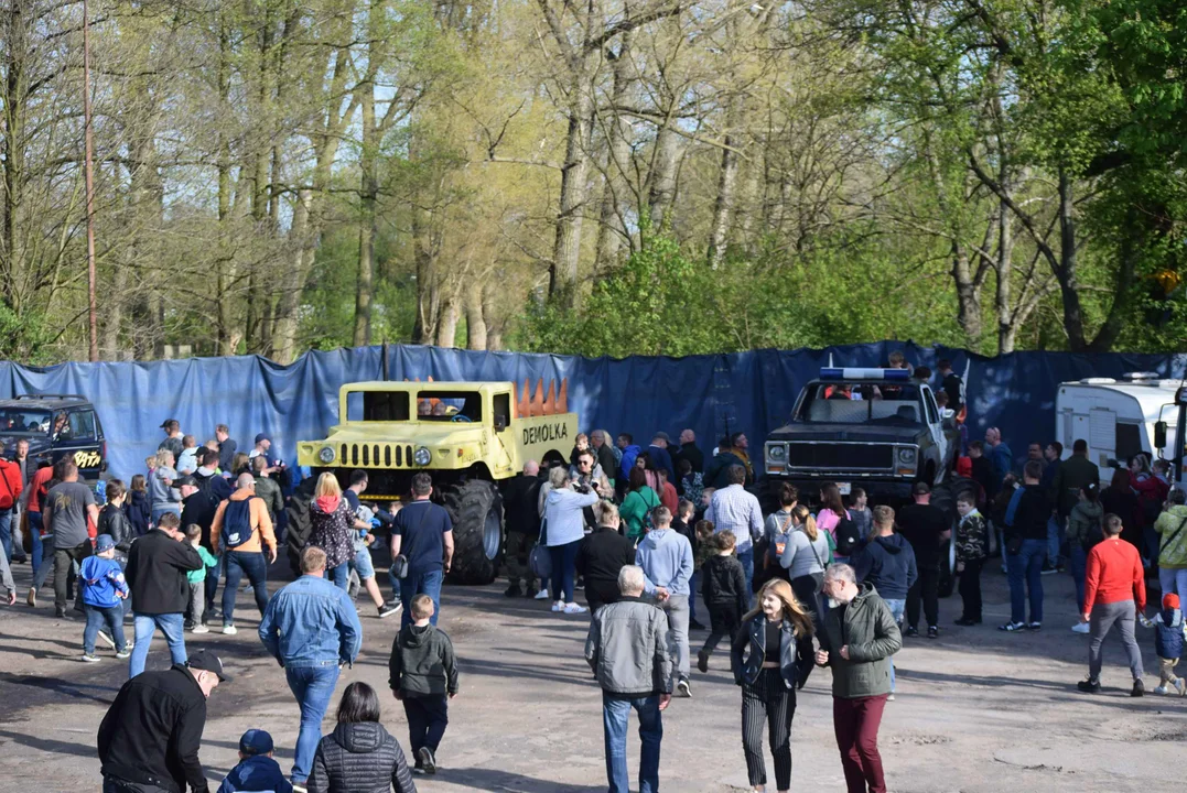 Giganty na czterech kołach zrobiły duże show! Widowiskowy pokaz monster trucków