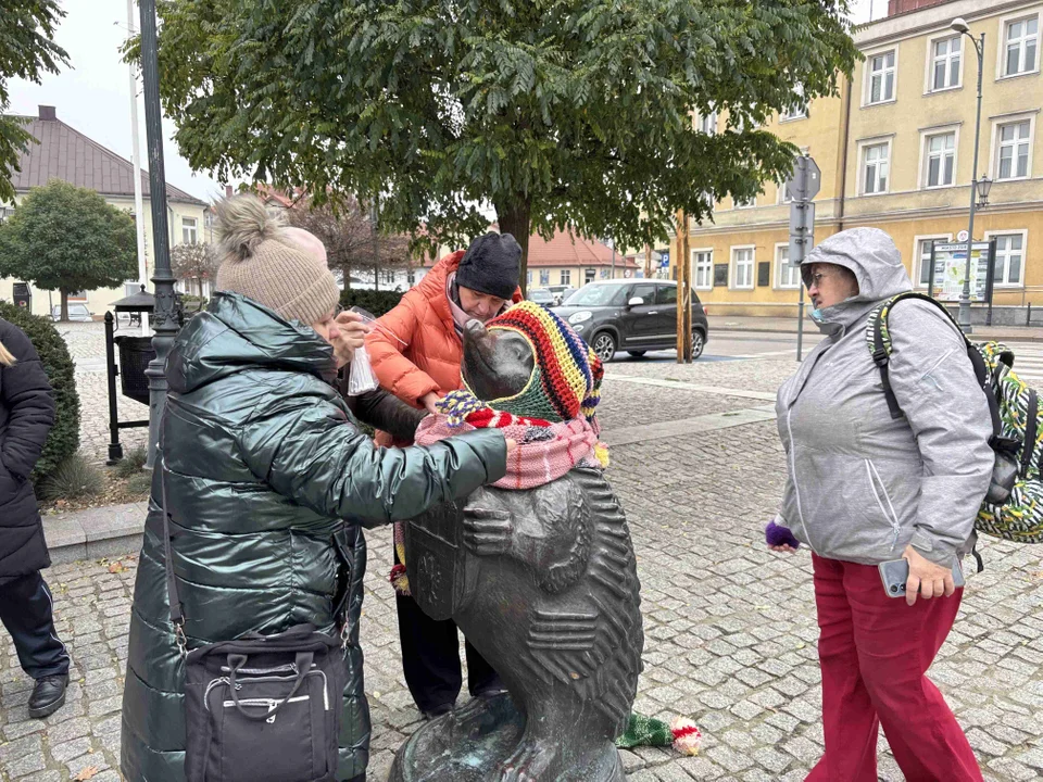 Pomnik w centrum miasta udekorowany przez grupę „Zamontanki”