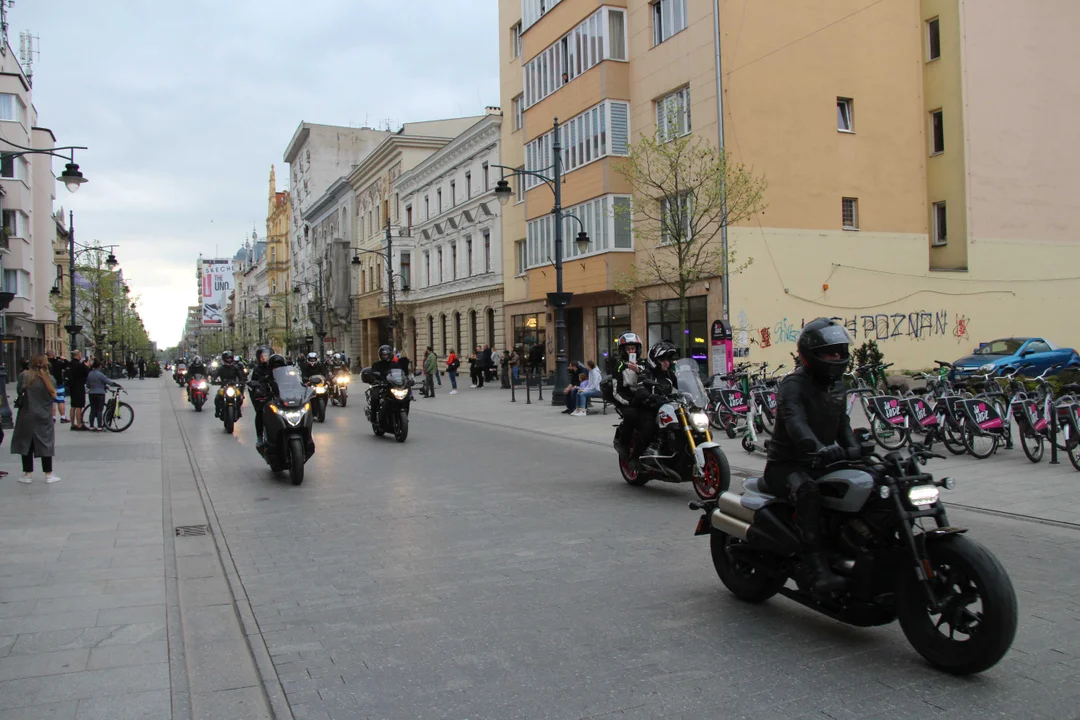 Wielka parada motocyklowa na ulicy Piotrkowskiej w Łodzi