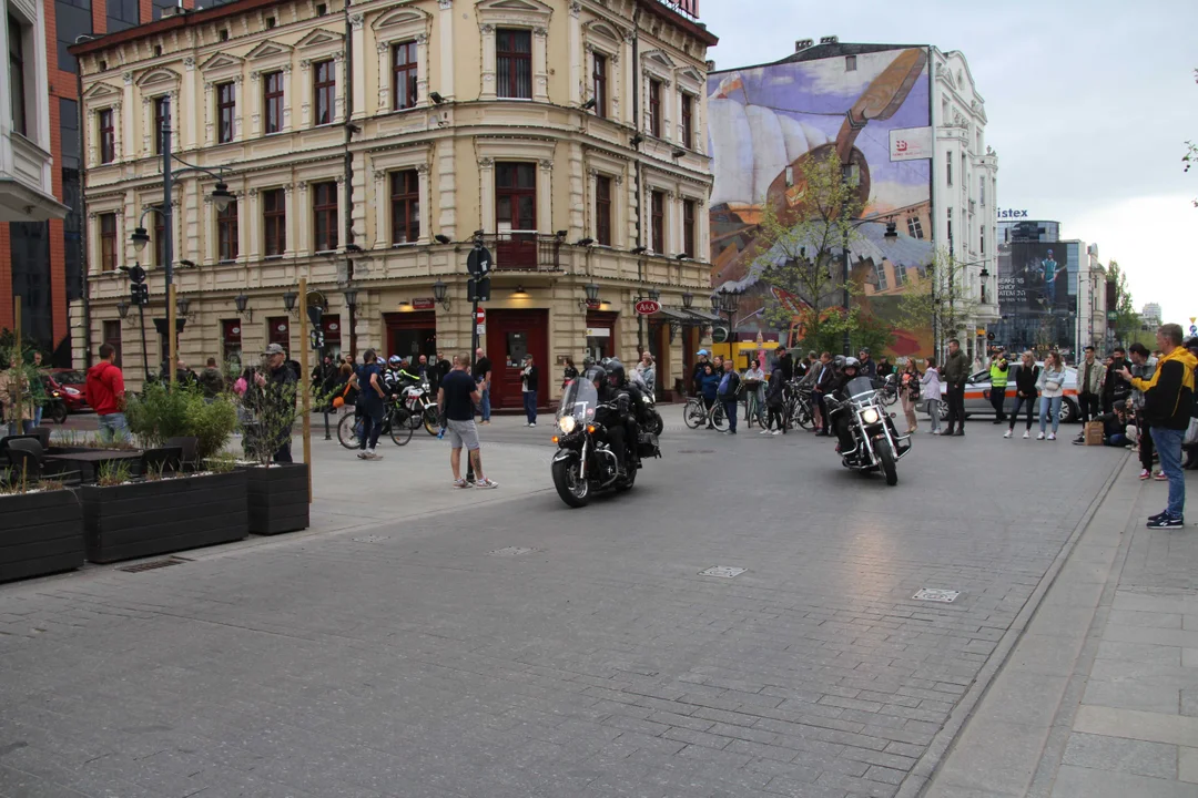 Wielka parada motocyklowa na ulicy Piotrkowskiej w Łodzi