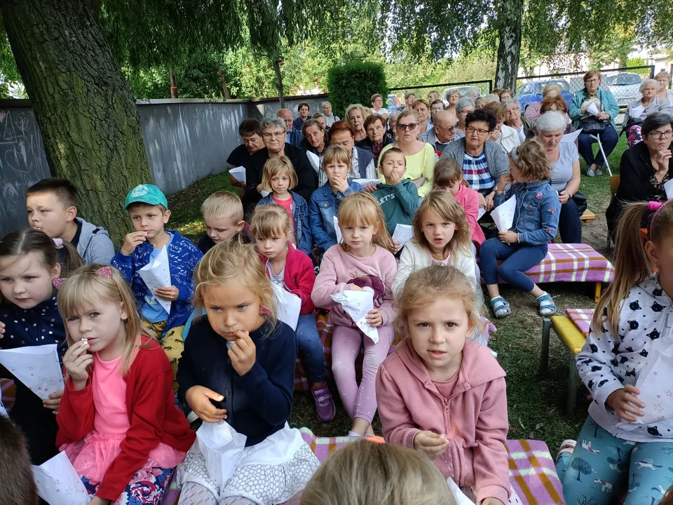 Seniorzy wrócili do przedszkola. Zelowska placówka zorganizowała ciekawe wydarzenie [FOTO] - Zdjęcie główne