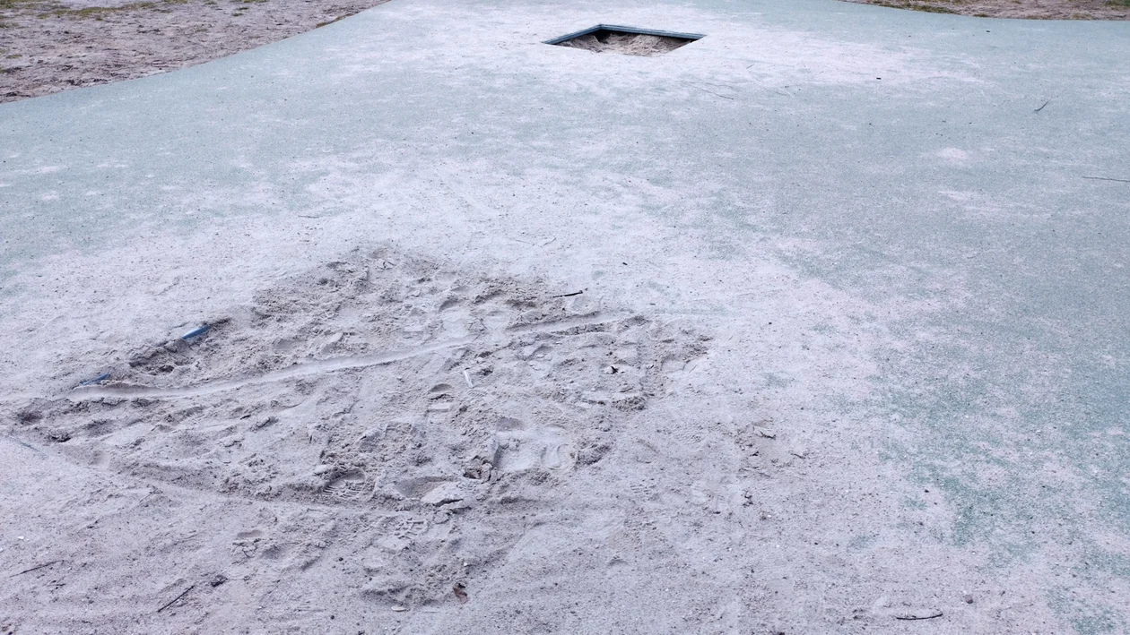 Park na Zdrowiu. Podmyty tor rowerowy i trampoliny zasypane piaskiem - Zdjęcie główne