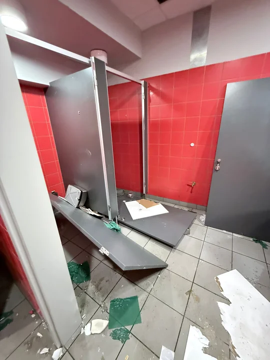 Zniszczenia na stadionie Widzewa po meczu z Lechem