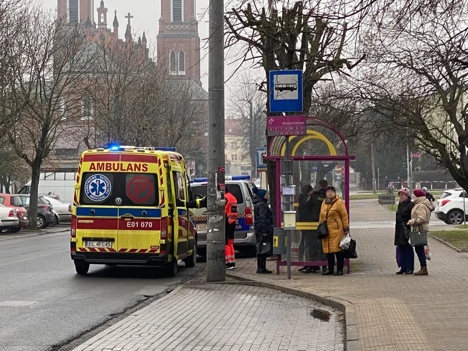 Interwencja służb na przystanku w centrum Kutna. Mężczyzna zabrany do szpitala [FOTO] - Zdjęcie główne